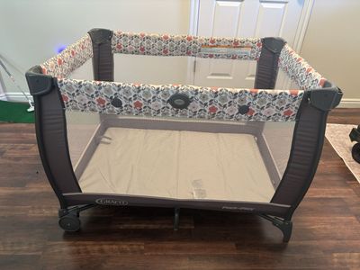 Graco pack and play with bassinet and changing table
