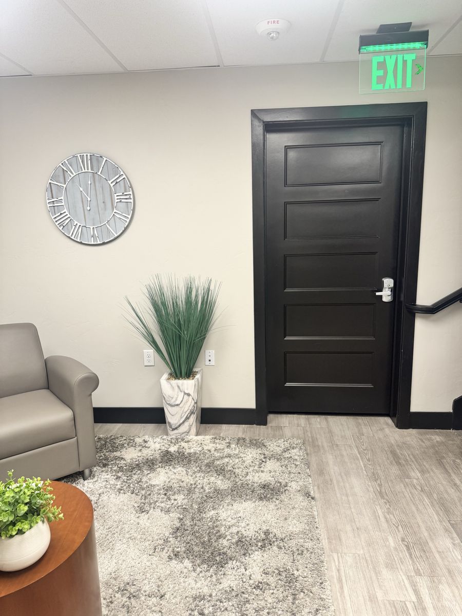 Quiet Professional Treatment Room for Rent – Large (~265 SF) – South Jordan UT – $1,000/mo All Inclusive