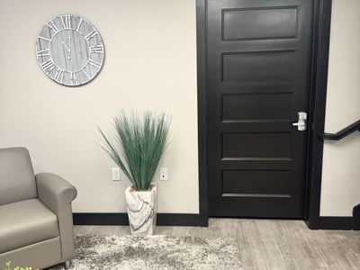 Quiet Professional Treatment Room for Rent – Large (~265 SF) – South Jordan UT – $1,000/mo All Inclusive