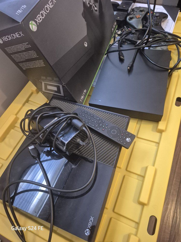 Moving out state Sale!
Two XBox for One price.l!
only $450.00 cash OBO.
hablo Español.