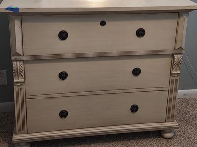Traditional 3-Drawer Dresser with Bun Feet