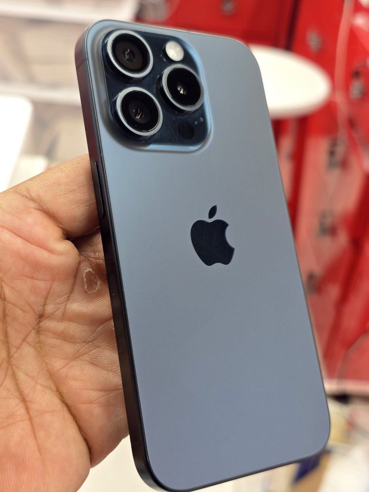 iphone 15 Pro 128 GB Unlocked. please read descrip