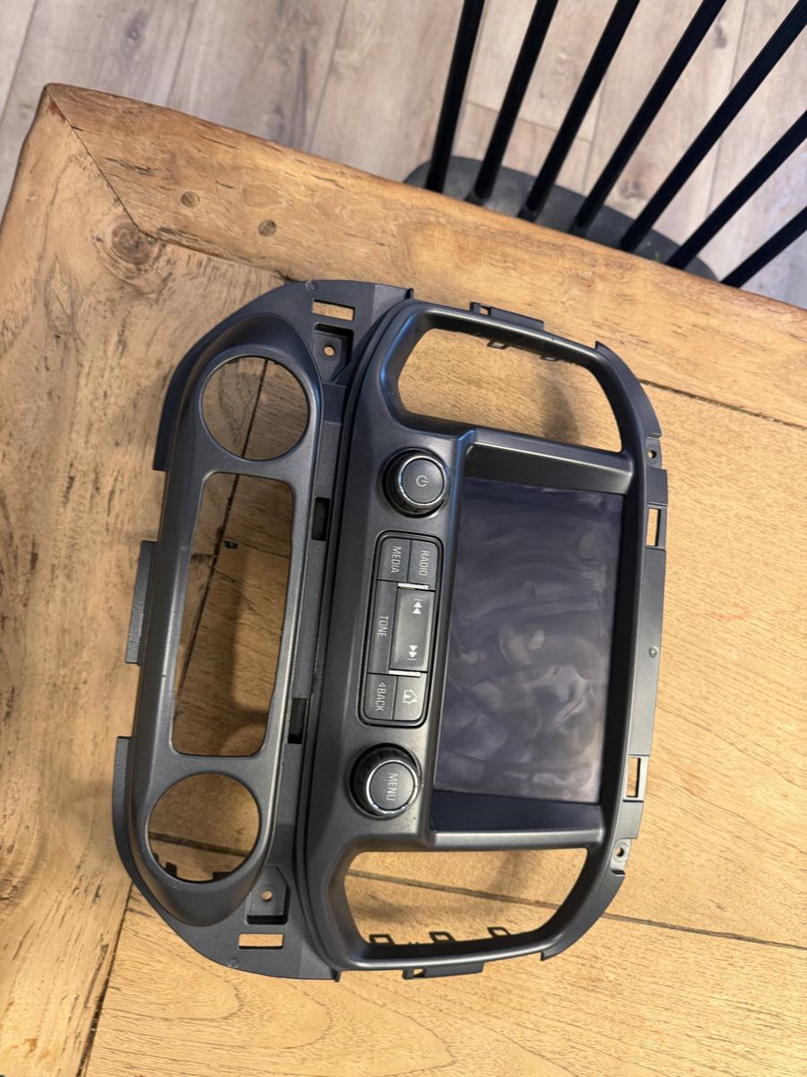 Touchscreen radio oem and satellite radio 
