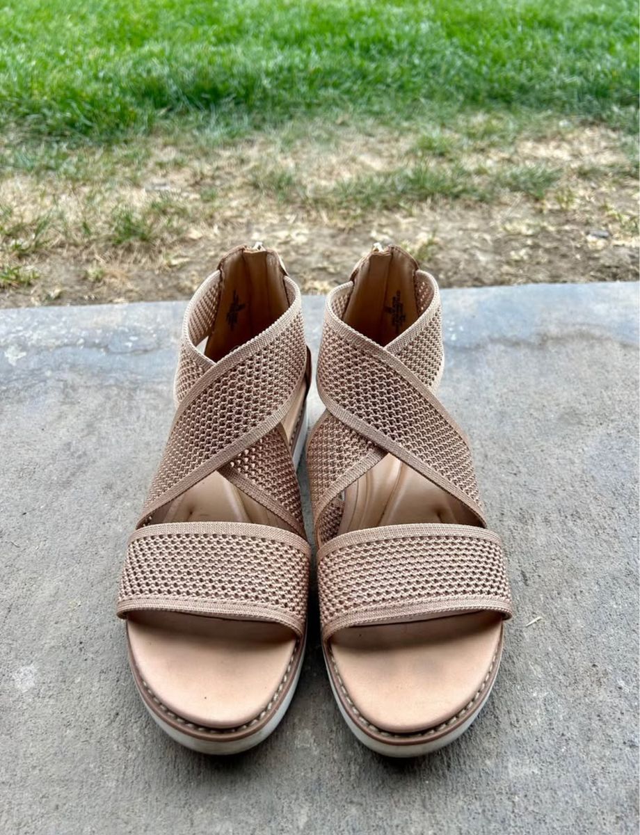 Easy Spirit Women’s Wander Flat Sandals in Taupe Knit