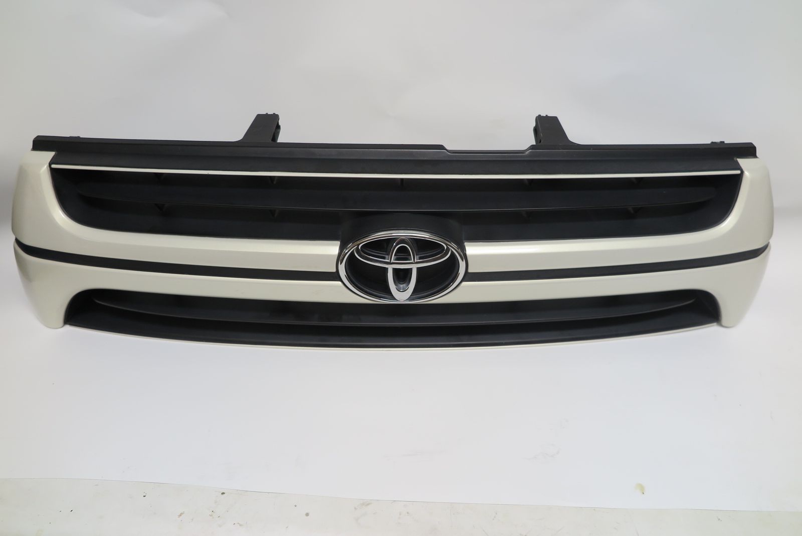 oem toyota 4runner front grill pearl white (2000-2004)