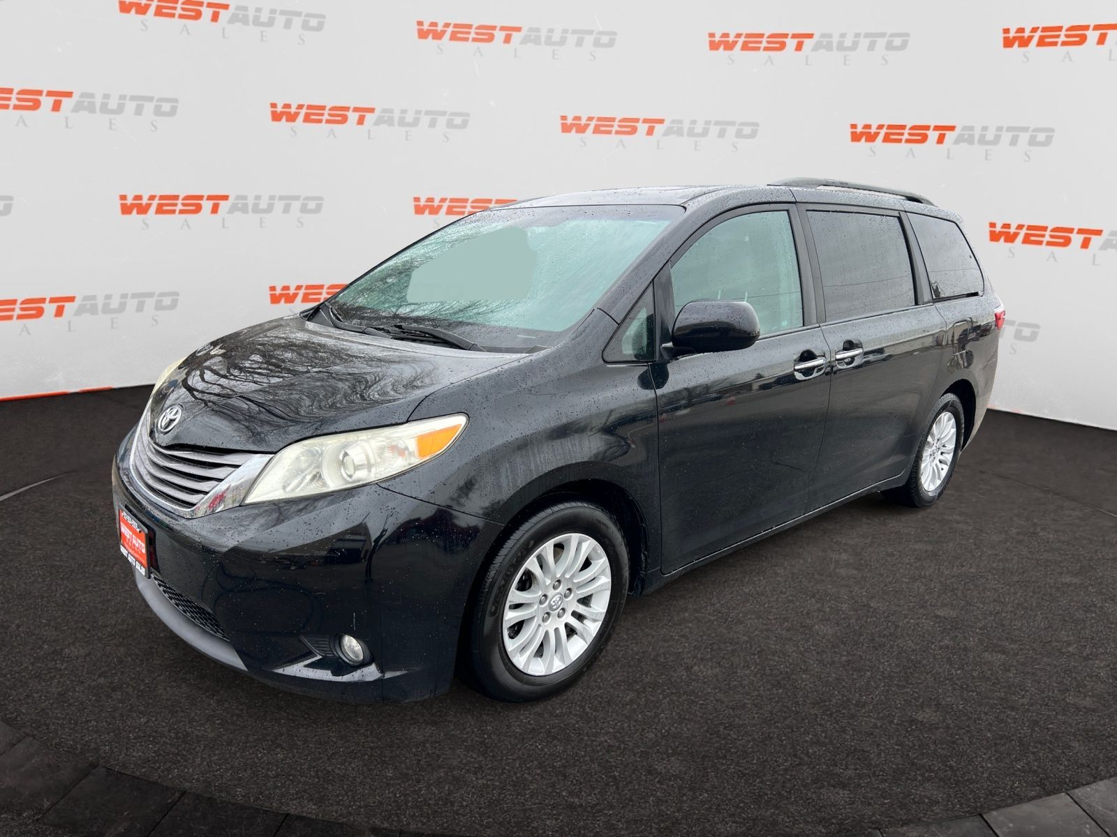 2017 TOYOTA SIENNA XLE 8-Passenger