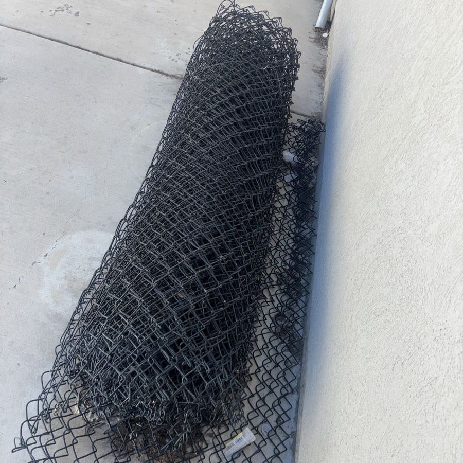 40ftx6ft of chain link fencing and poles