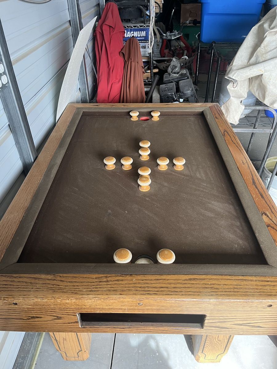 Bumper pool table