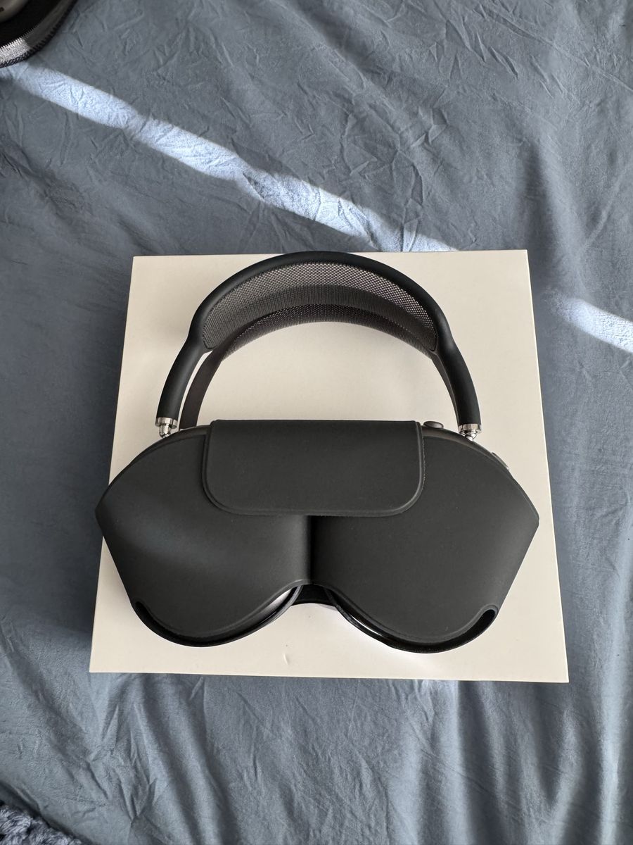 AirPods Max (Lightning) Space Grey w Carrying Case
