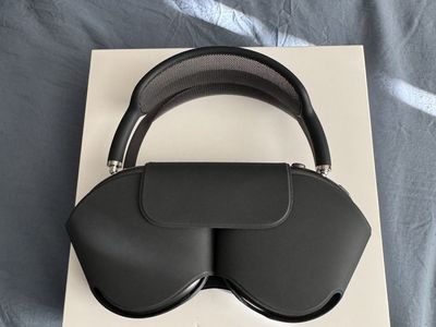 AirPods Max (Lightning) Space Grey w Carrying Case
