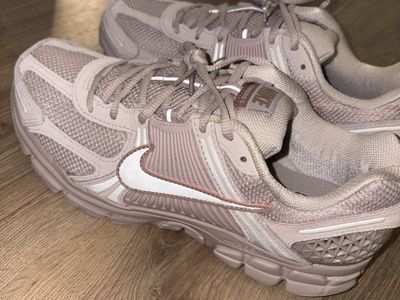 Nike Zoom Vomero 5 Mauve Pink Running Shoes Women's Size 10
