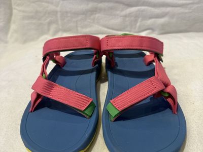 Teva youth size 3, like new pink sports sandals