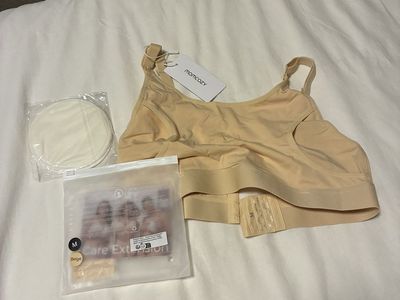 Momcozy Hands-Free Pumping Bra Beige Size M New with Tags
