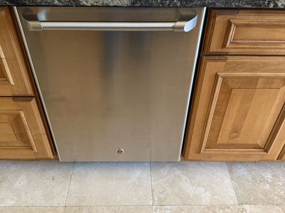 GE Appliances Stainless Steel Built-in Dishwasher - Model GDT645SMNES, Great Condition