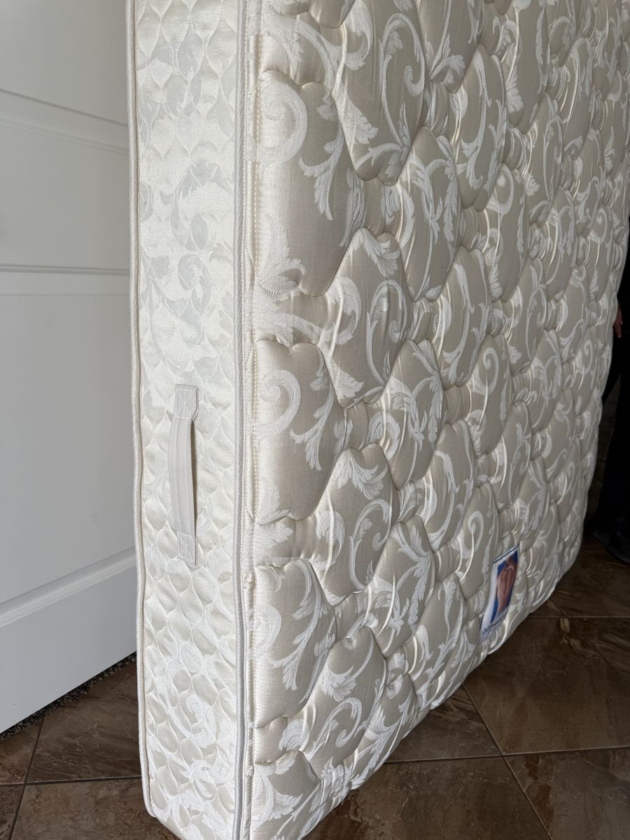 Traditional Quilted Pattern Innerspring Mattress with box spring queen size clean $90