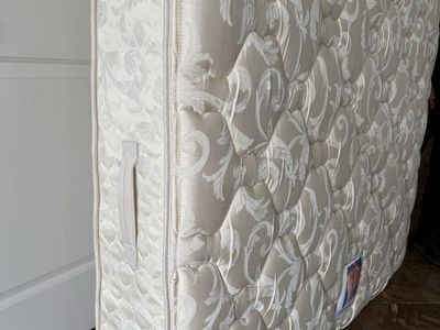 Traditional Quilted Pattern Innerspring Mattress with box spring queen size clean $90