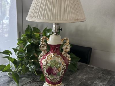 Vintage Hand-Painted Floral Ceramic Table Lamp with Gold Accents & Pleated Shade in Working Condition