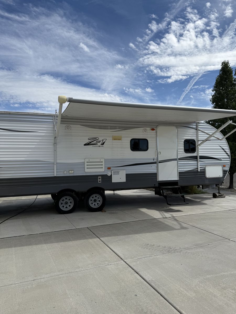 2017 Crossroads Z-1 Series 32' Sleeps 10 - Excellent Condition