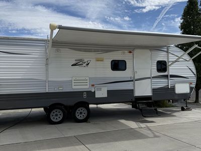 2017 Crossroads Z-1 Series 32' Sleeps 10 - Excellent Condition