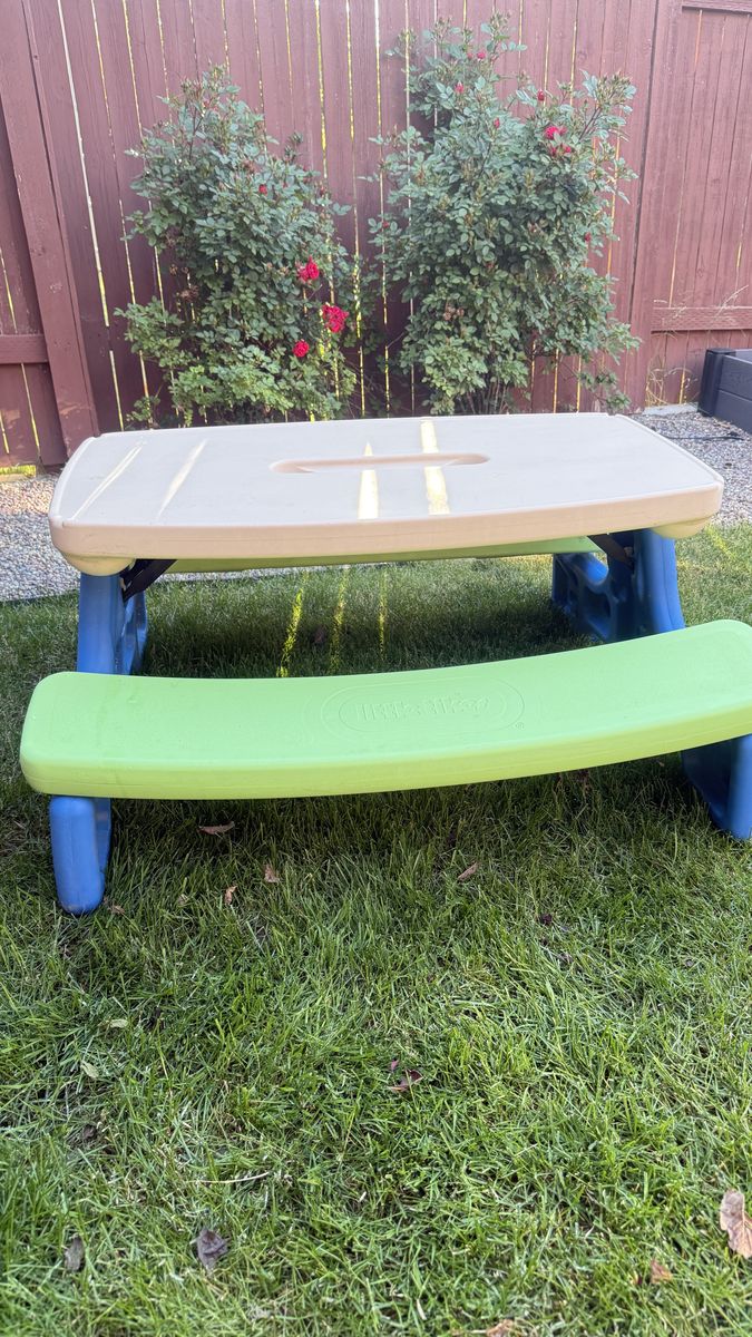 LITTLE TIKES picnic table