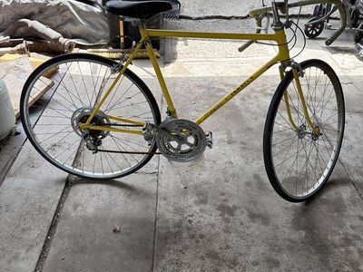 Vintage Yellow Schwinn Varsity 10-Speed Road Bike