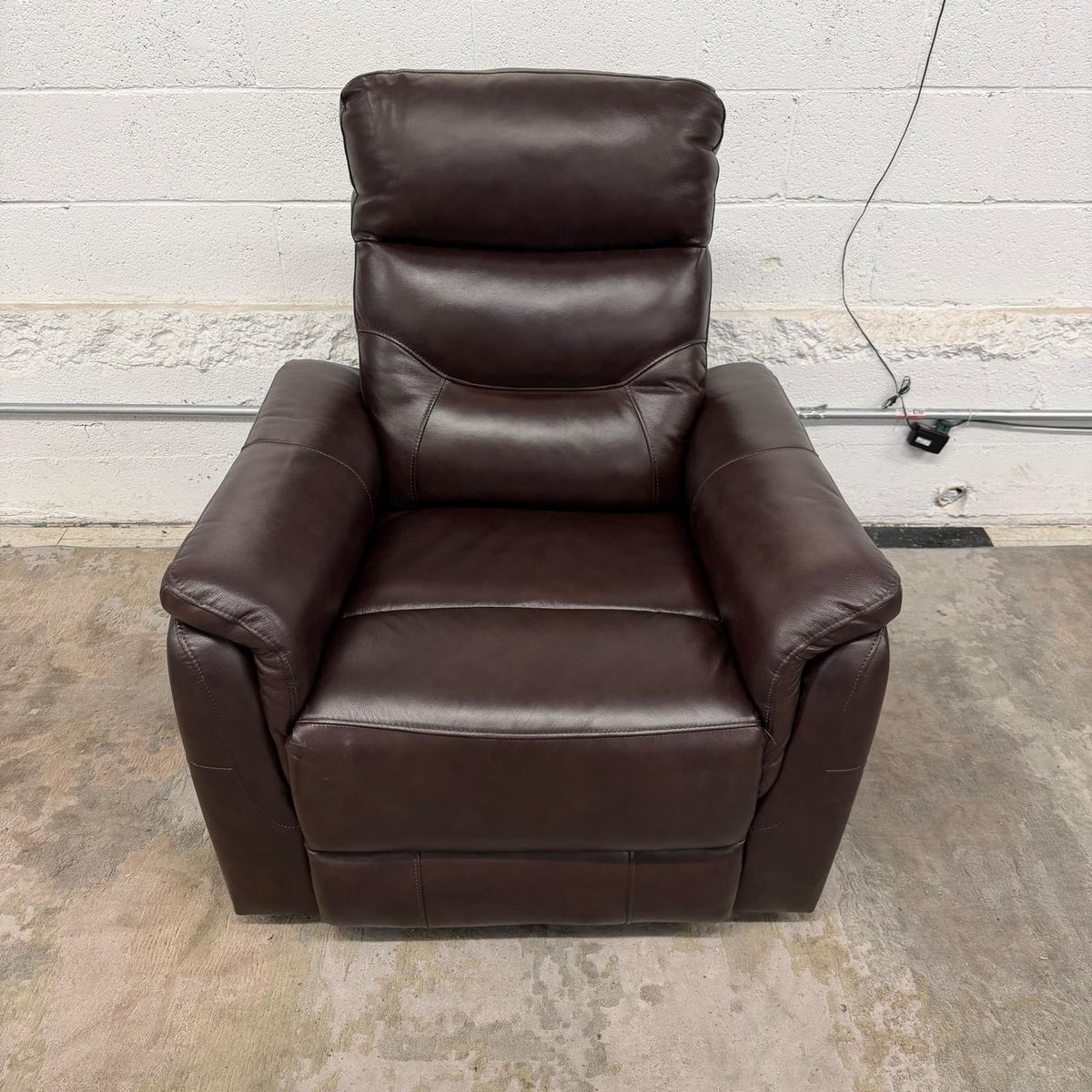 COSTCO LEATHER POWER SWIVEL GLIDER RECLINER!!**DOES NOT RECLINE**