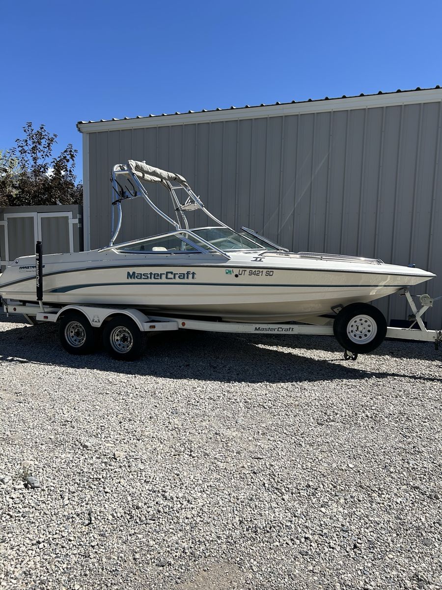 1995 mastercraft Maristar 225 