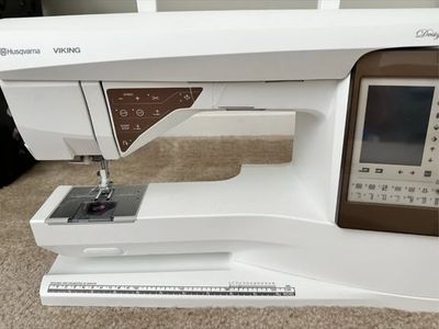 Husqvarna Viking Designer Topaz 50 Sewing & Embroidery machine, User's Guide, Thread Kit & Multiple Embroidery Supplies
