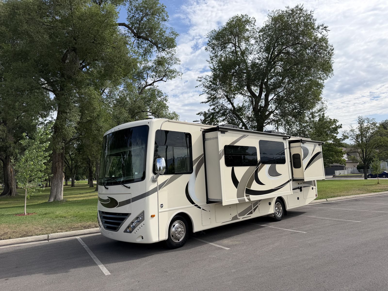 Garage Kept Shape, 31 FT, 12K Miles, Outside Kitchen 2017 Thor Motor Coach Hurricane 31S like Windsport Georgetown Challenger