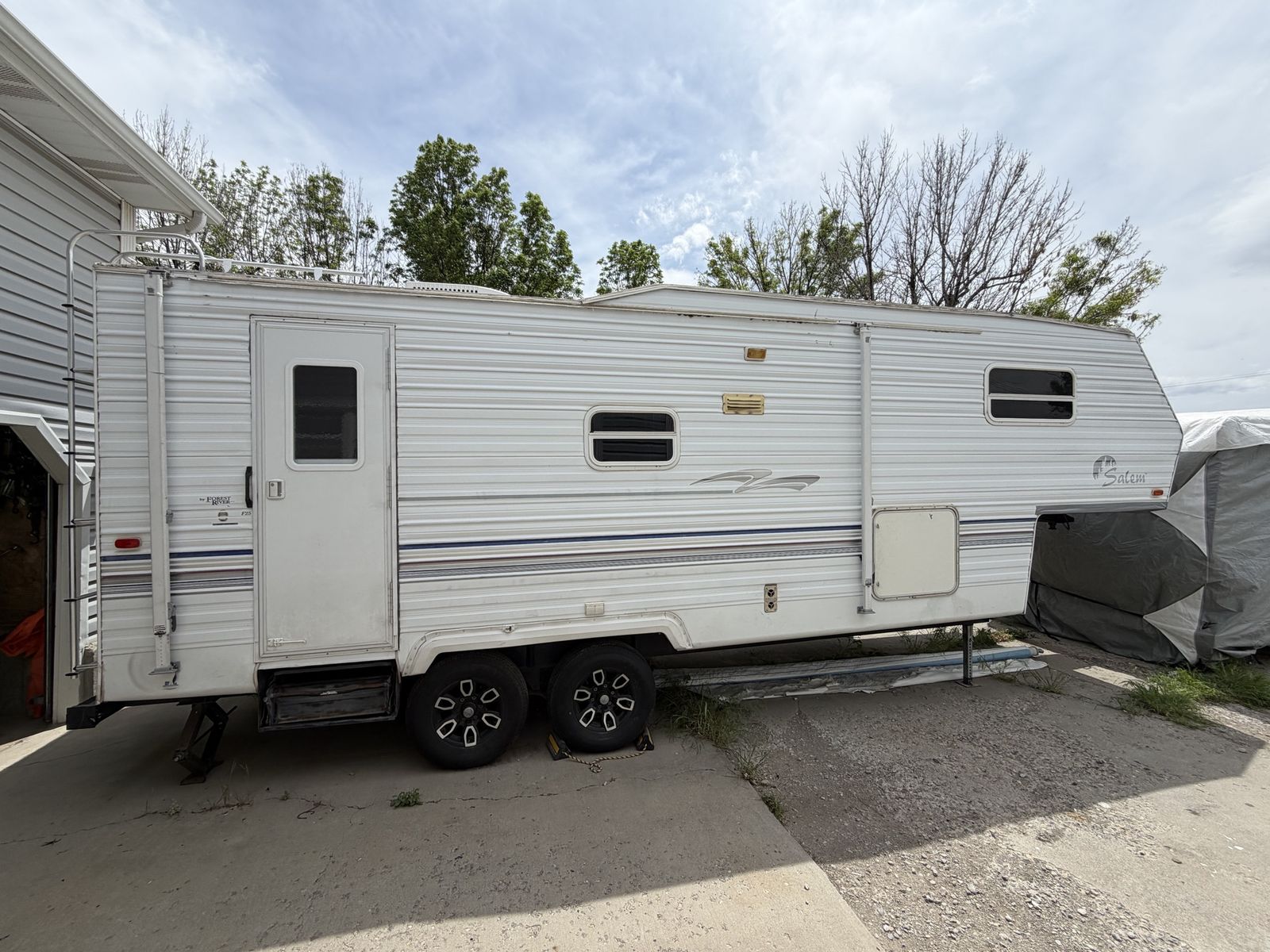 Big Bertha: Year 2000 Salem fifth wheel camper-clean and fully functional