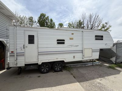 Big Bertha: Year 2000 Salem fifth wheel camper-clean and fully functional