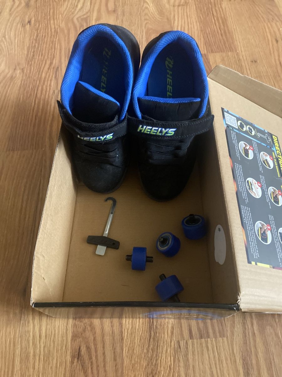 Size 4 Heelys