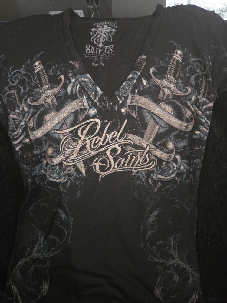 Rebel Saints Women's V-Neck Graphic T-Shirt Black XL