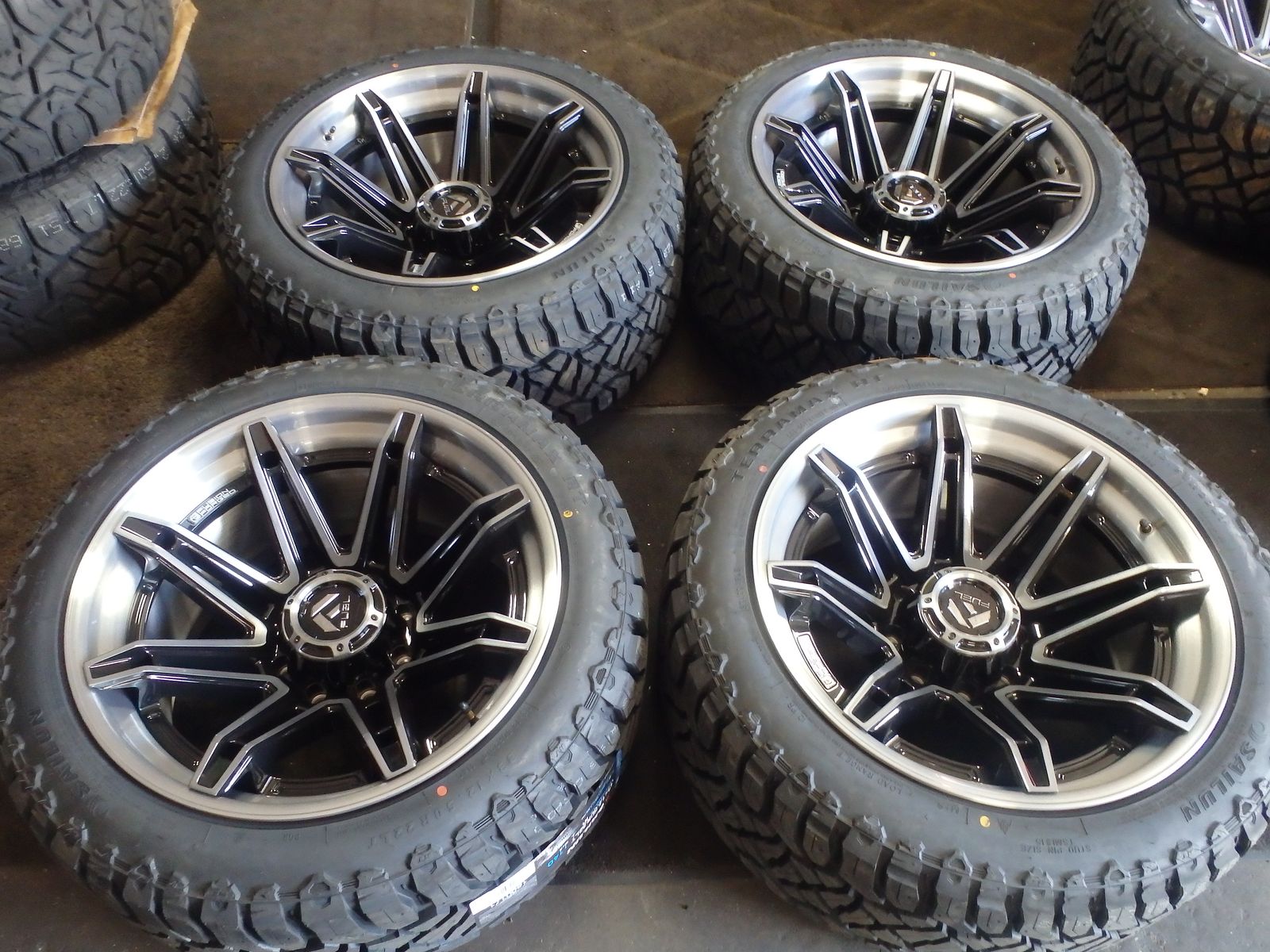 SET OF BRAND NEW 22"INCH FUEL 22X12 J ET -44 8X170 AND TIRES 33X12.50R22