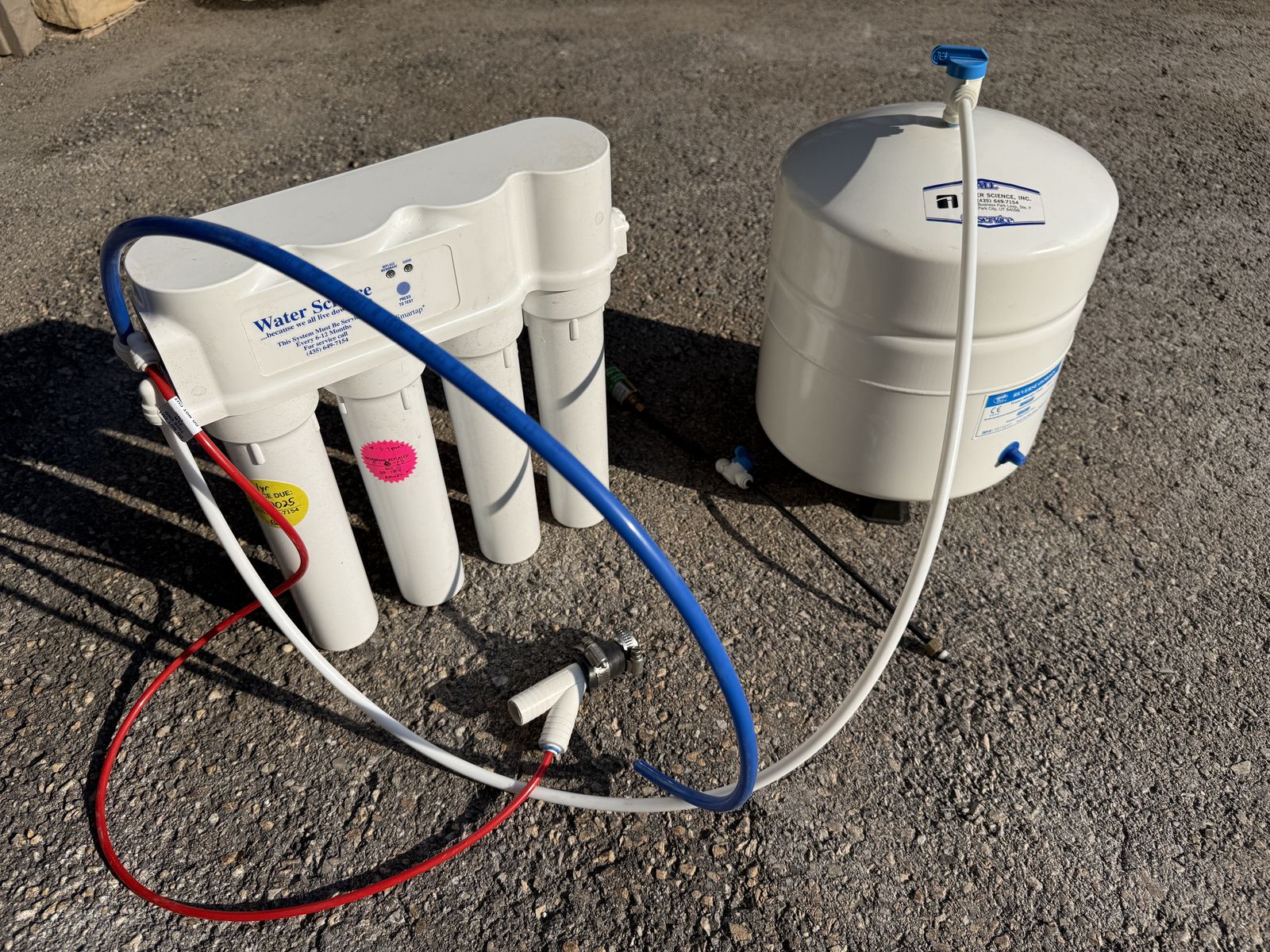 Reverse osmosis water purification system for undercabinet
