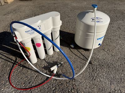 Reverse osmosis water purification system for undercabinet