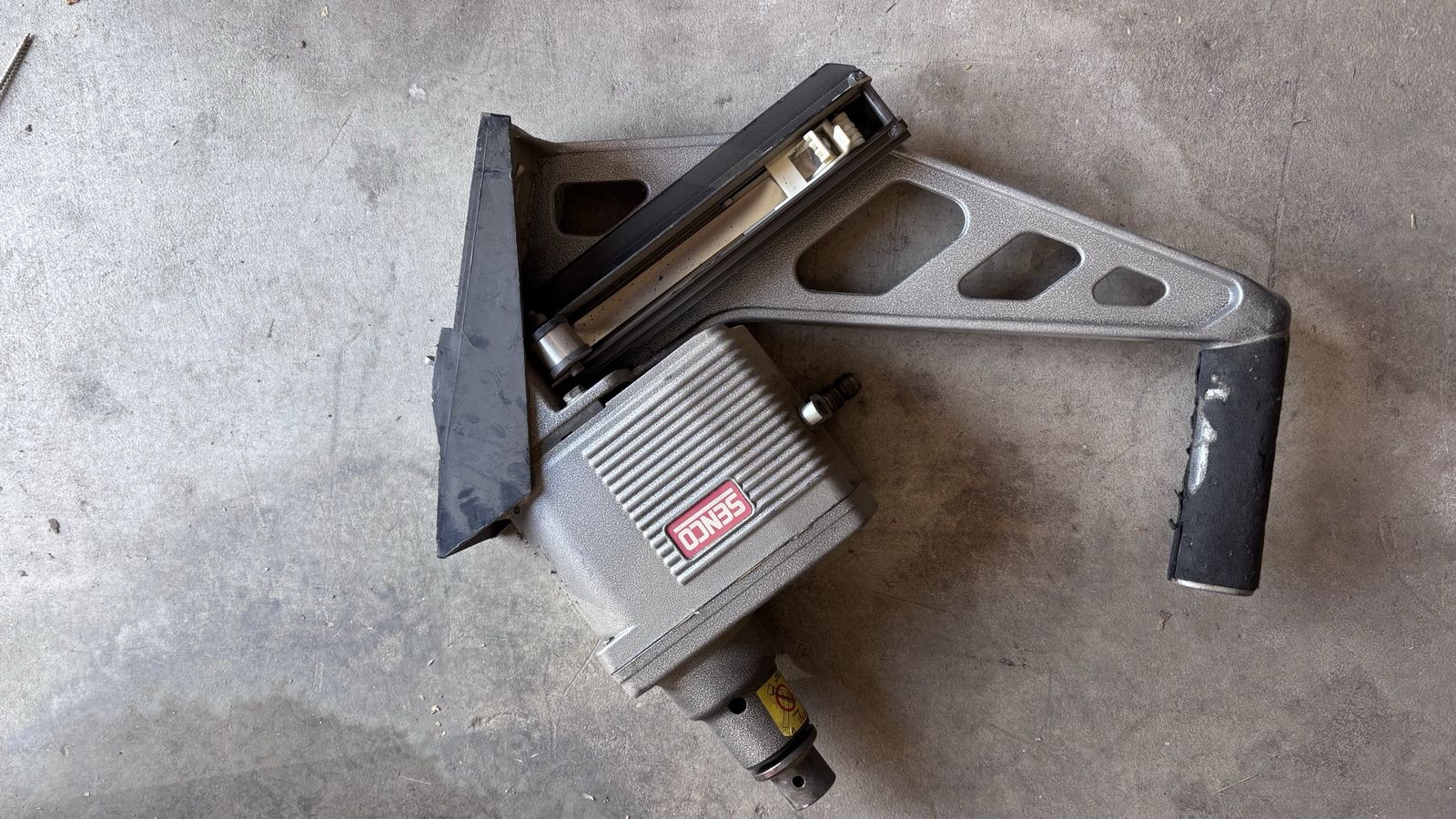 Senco SFN1 Pneumatic Hardwood Flooring Cleat Nailer 1.5-2 inch L Cleats Nail Gun