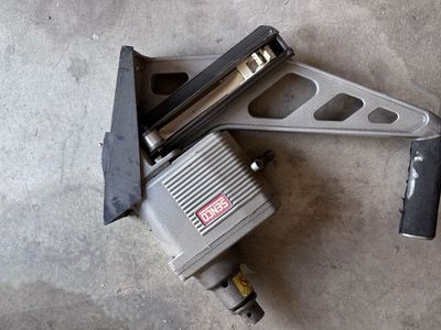 Senco SFN1 Pneumatic Hardwood Flooring Cleat Nailer 1.5-2 inch L Cleats Nail Gun