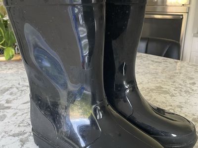 NEW Rain boots size 6