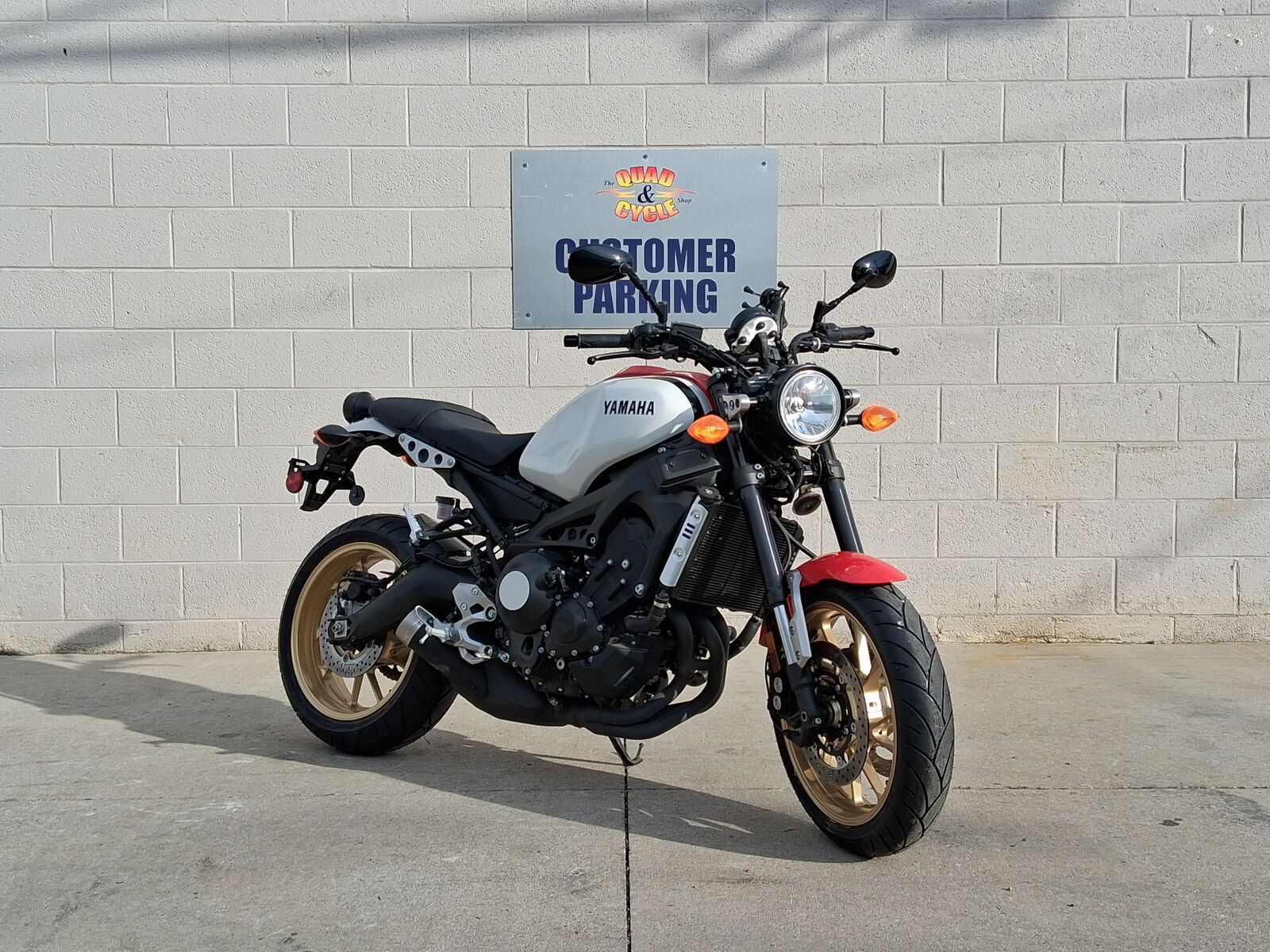 2020 Yamaha XSR900 – Radical White/Rapid Red – Only 4,261 Miles!