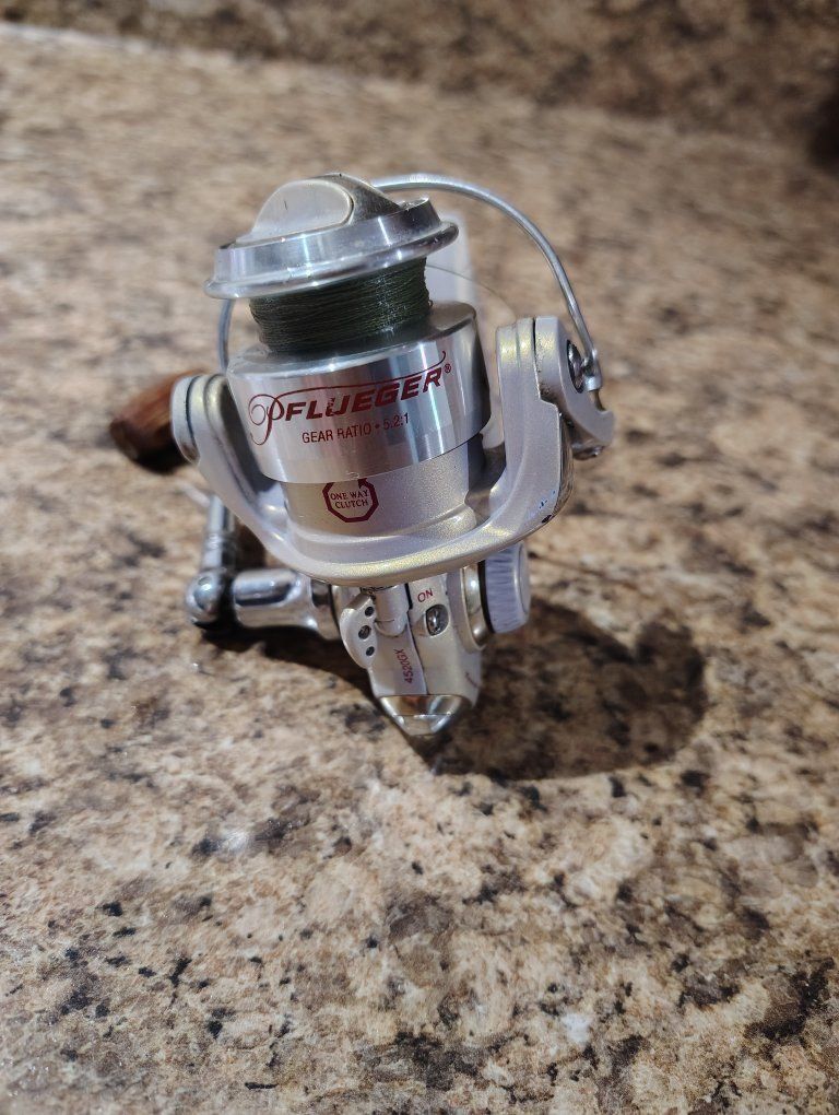 Pflueger Spinning Reel - Gear Ratio 5.2:1 - Fishing Reel - One Way Clutch - USED