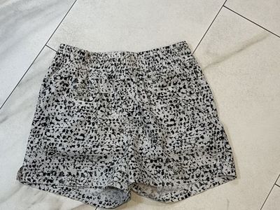 Old Navy Active Athletic Running Shorts Cream, Green and Black Size 14-16