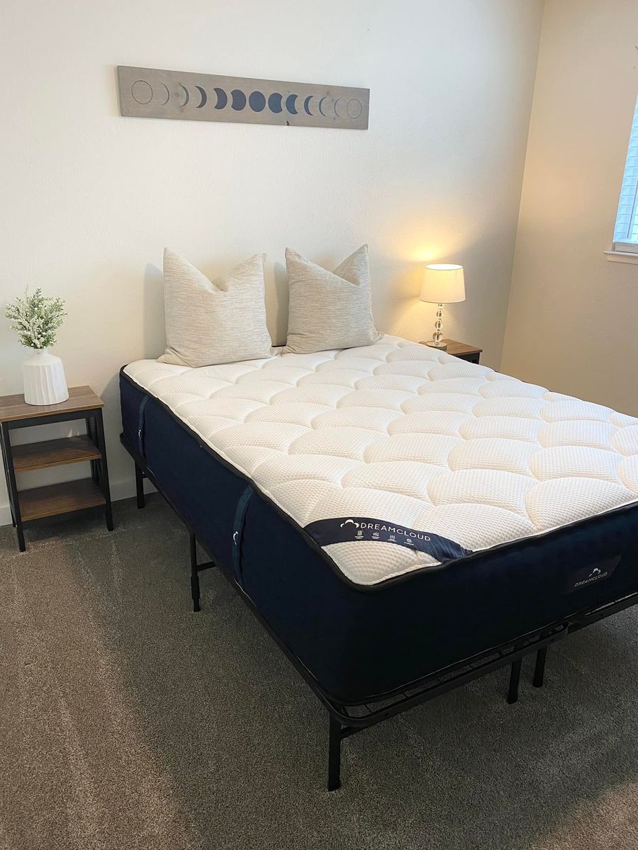 DreamCloud Luxury Queen Mattress - Like New!