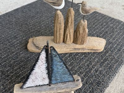 Rustic Coastal Beach Decor Set - Wooden Seagulls on Driftwood & Sailboat Statues