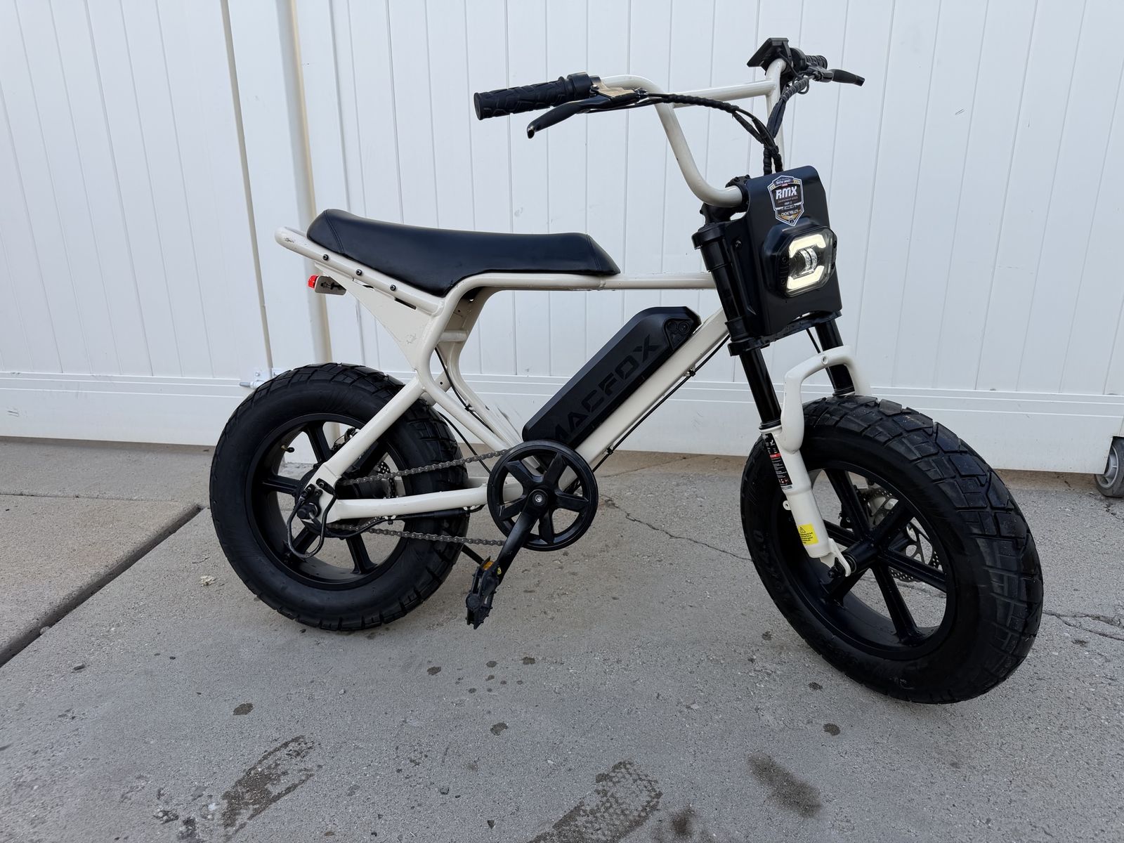 Macfox Electric Bike White Moped Style E-Bike Fat Tire M16 