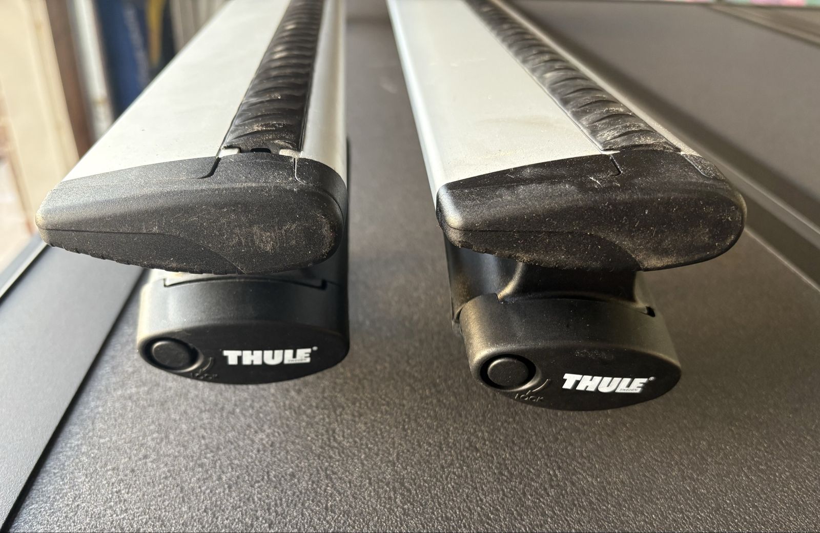 Thule Aeroblade crossbars W/Crossroads Feet