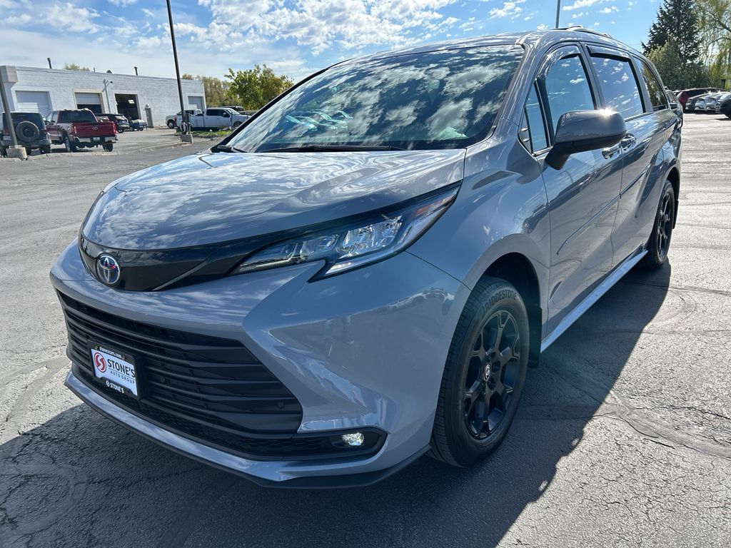 2025 Toyota Sienna Woodland Edition