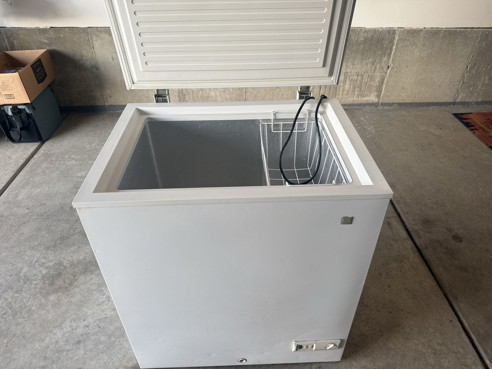 GE 5.0 Cu. Ft. Chest Freezer – Works Great
