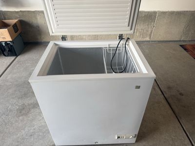 GE 5.0 Cu. Ft. Chest Freezer – Works Great
