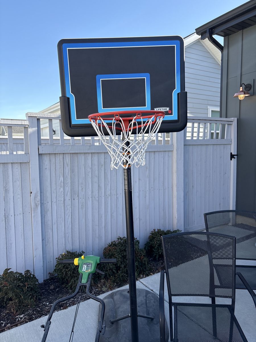 Lifetime basketball hoop